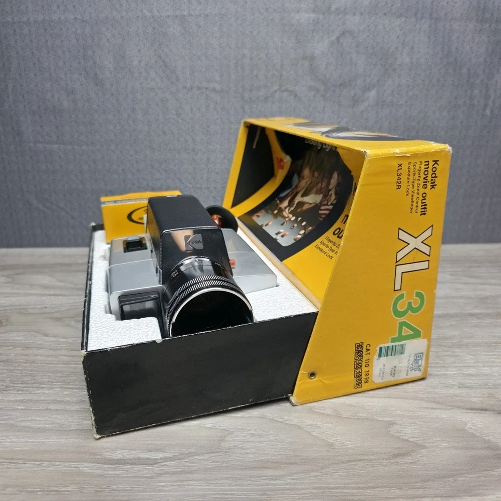 VINTAGE Kodak XL342 Movie Camera CAT 110 1856 UNTESTED Beautiful Collection Add